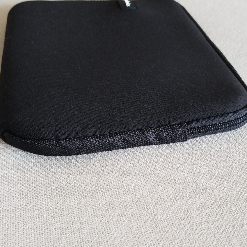 AmazonBasics 10-Inch iPad Tablet Case - Picture 5 of 6
